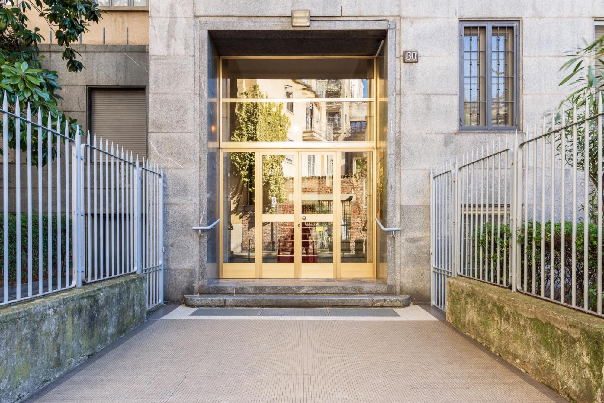Luxury 4 Bedrooms Apartments Close To Duomo ميلان المظهر الخارجي الصورة